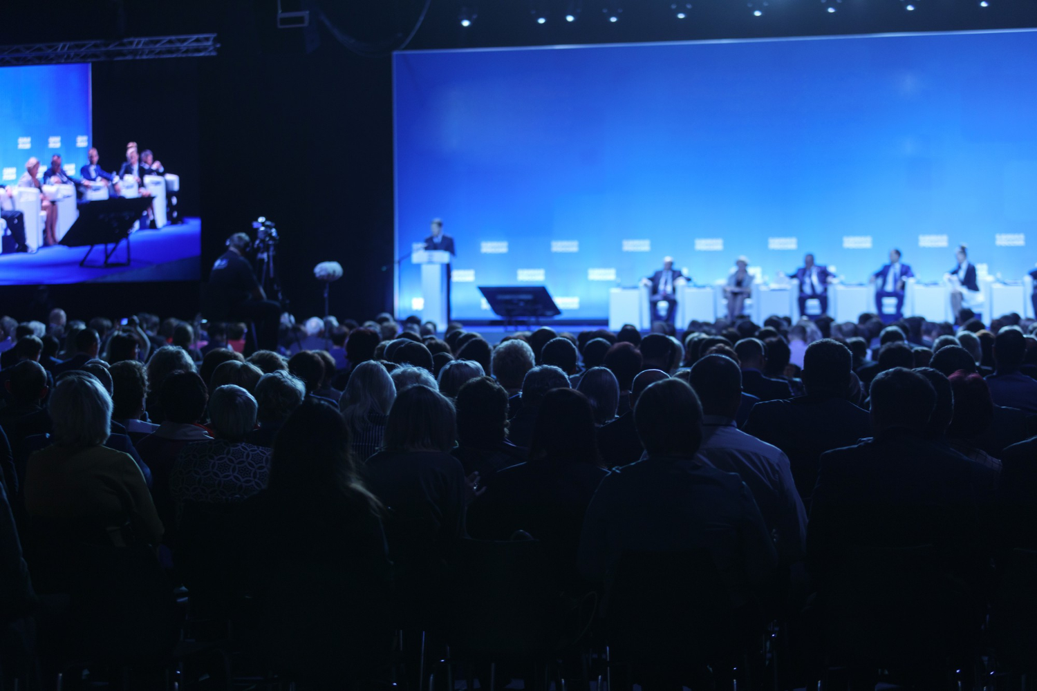 audience-conference-hall